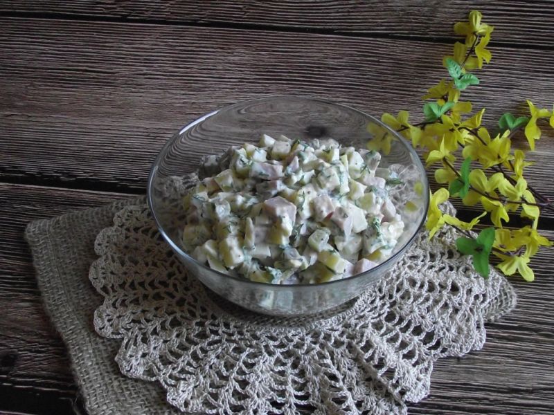 Sałatka ziemniaczana z ogórkiem kiszonym i szynką