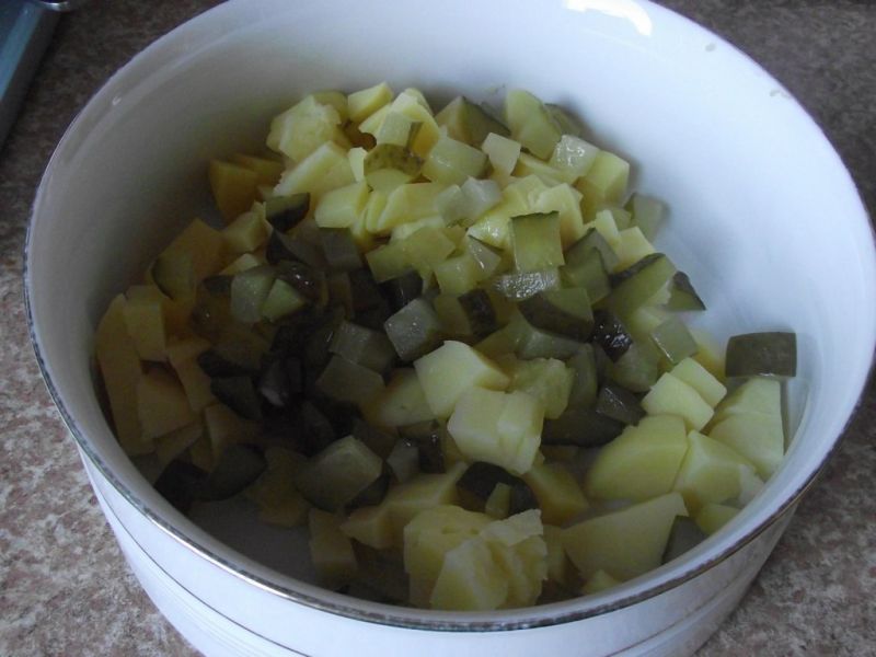Sałatka ziemniaczana z ogórkiem kiszonym i szynką