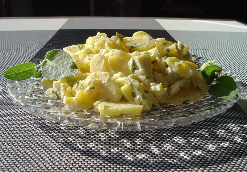 Sałatka ziemniaczana z sosem majonezowym