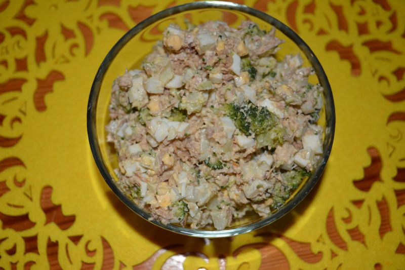 Sałatka ziemniaczana z tuńczykiem i brokułem