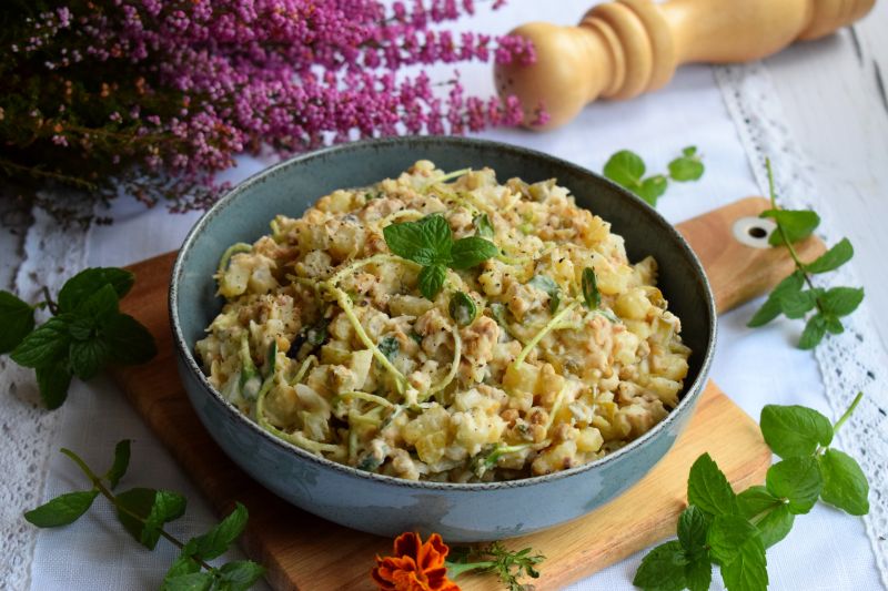 Sałatka ziemniaczana z tuńczykiem i soczewicą