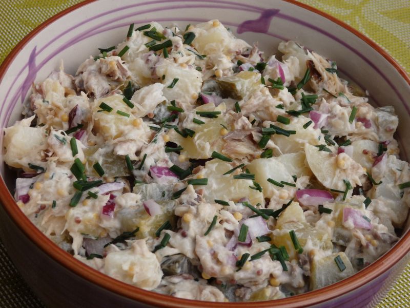 Sałatka ziemniaczana z wędzoną makrelą