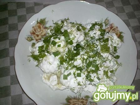 Sałatka ziemniaczano-kalafiorowa.