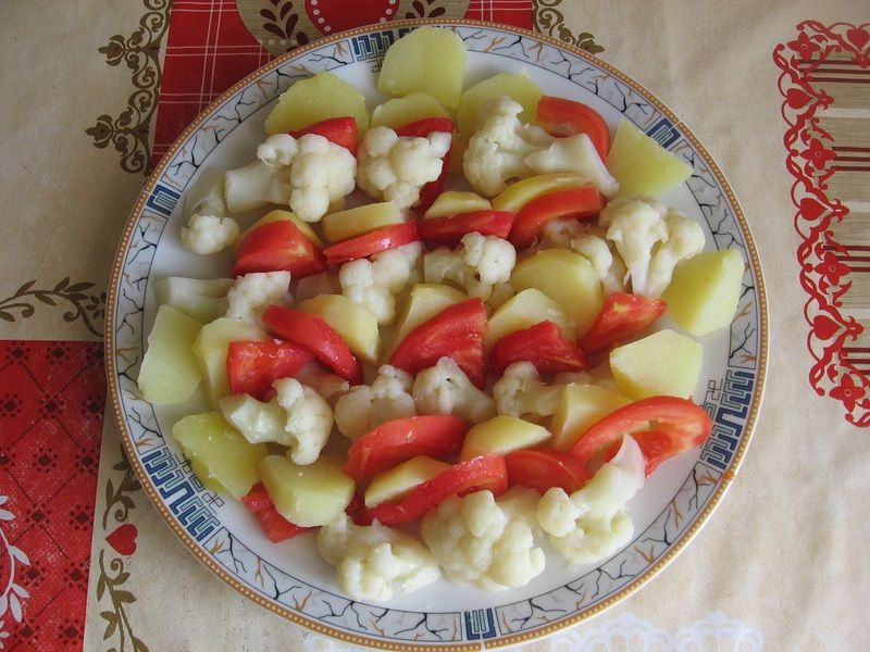 Sałatka ziemniaczano-kalafiorowa