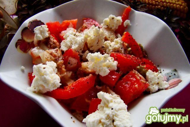 Sałatka zpomidorowo-paprykowo-tuńczykowa Sałatka zpomidorowo-paprykowo-tuńczykowa