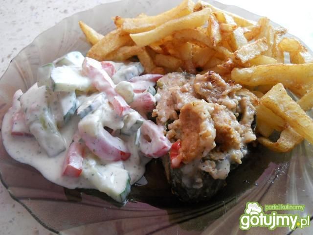 Sałatkaze smietaną pomidorem i ogórkiem Sałatkaze smietaną pomidorem i ogórkiem