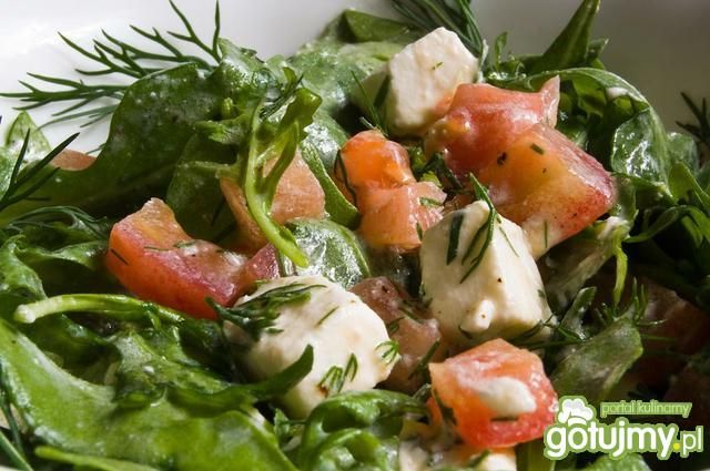 Sałatki z rukoli, fety i pomidora