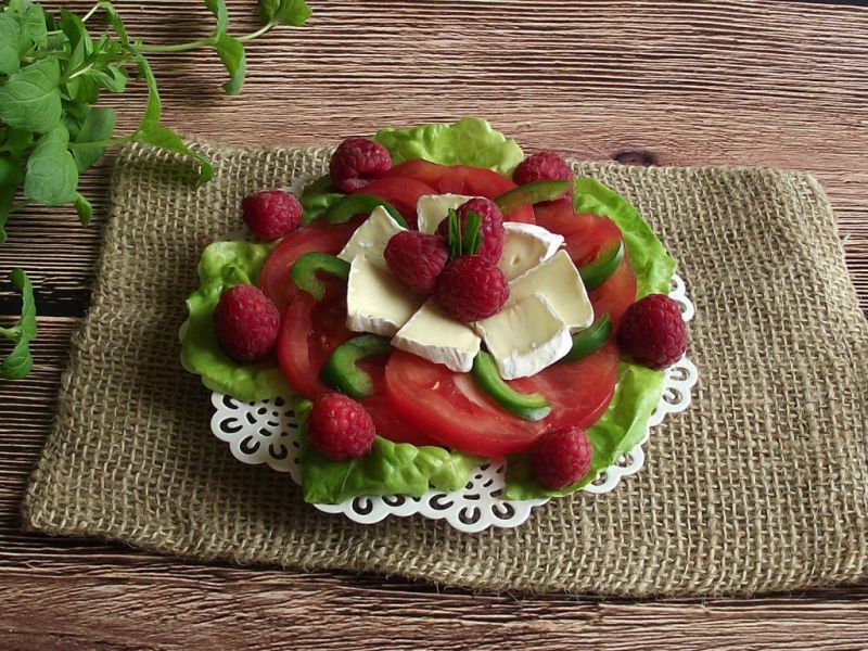 Sałatkowa mozaika warzywna z serem camembert Sałatkowa mozaika warzywna z serem camembert