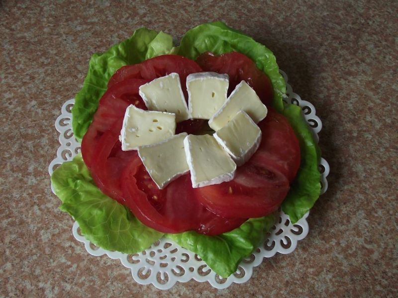 Sałatkowa mozaika warzywna z serem camembert
