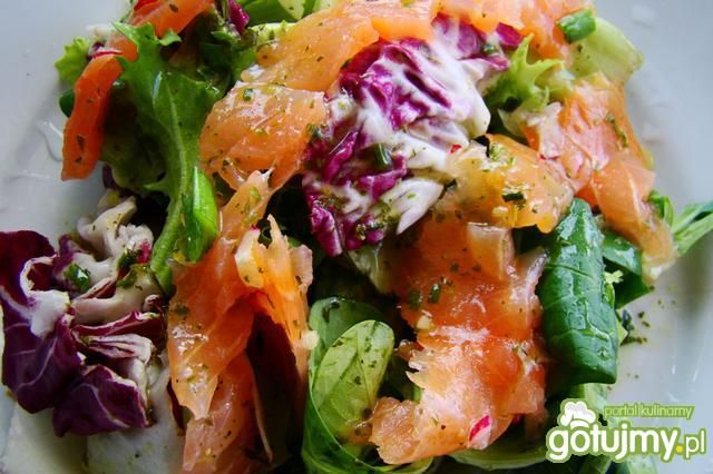 Sałaty kolorowe z łososiem 