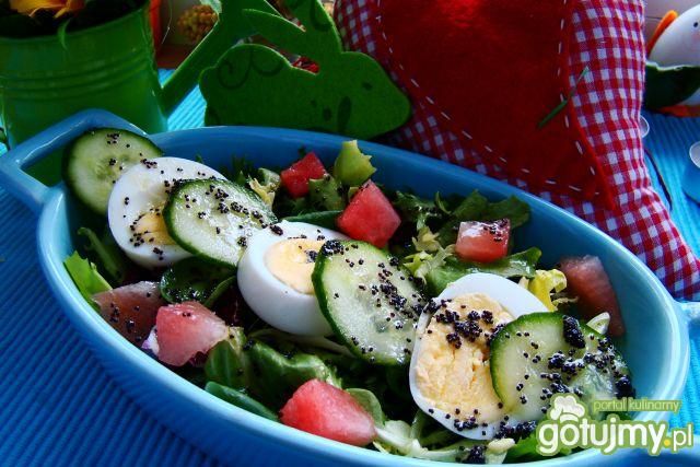 Sałaty z jajkiem i arbuzem z sosem 
