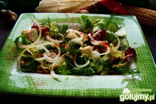 Sałaty z ogórkiem serem feta na czerwono Sałaty z ogórkiem serem feta na czerwono