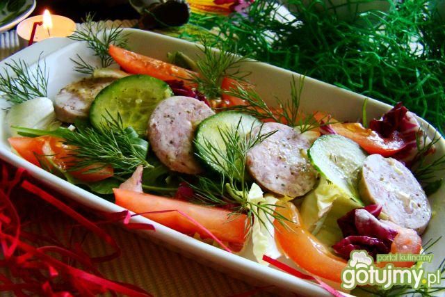 Sałaty z pomidorem i białą kiełbasą 