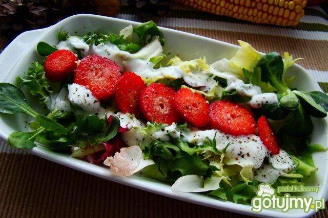 Sałaty z truskawkami w smietanie 