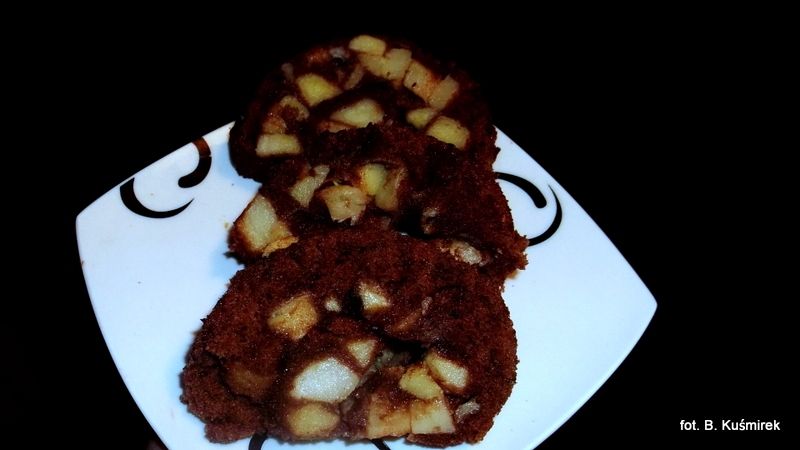 Salceson-rolada z jabłkami na biszkopcie kakaowym  Salceson-rolada z jabłkami na biszkopcie kakaowym