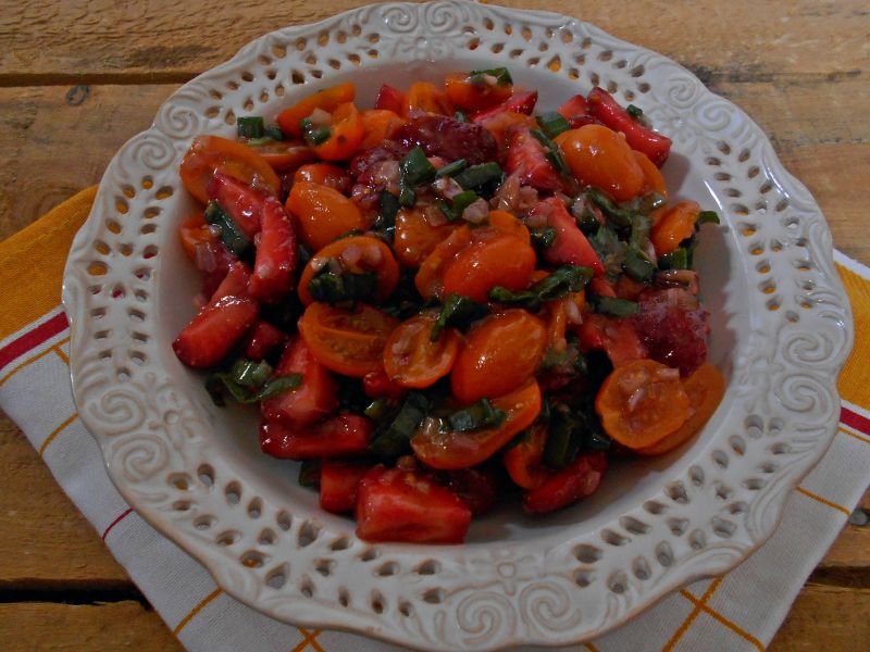 Salsa pomidorowo-truskawkowa ze szczypiorkiem Salsa pomidorowo-truskawkowa ze szczypiorkiem