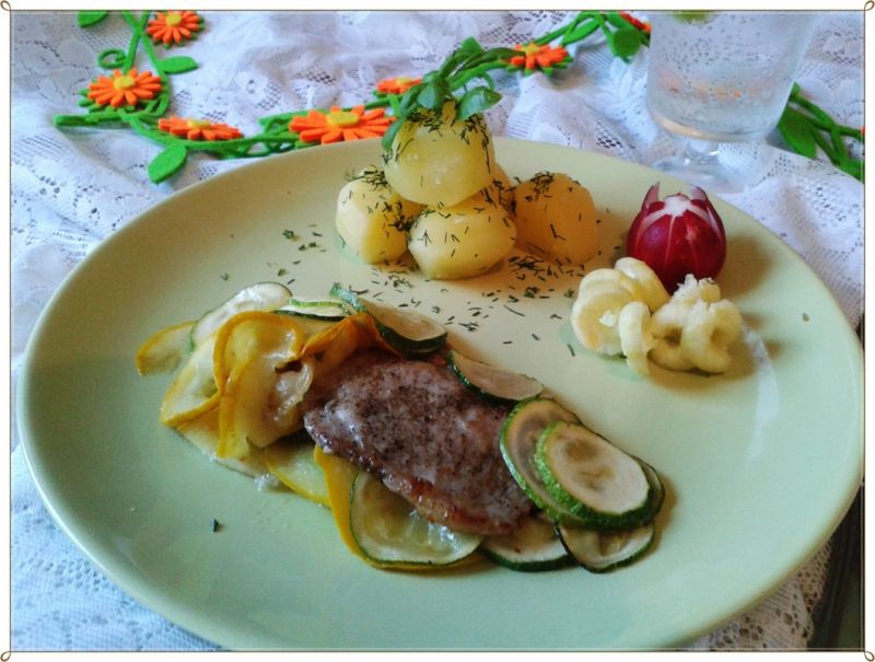 Saltimbocca z cukinią w dwóch kolorach Saltimbocca z cukinią w dwóch kolorach