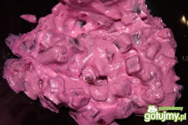  Sałtka śledziowa z buraczkami 