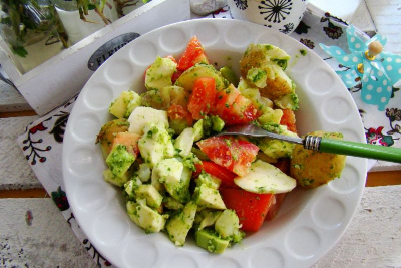 Sałtka z młodych ziemniaków i mozzarelli