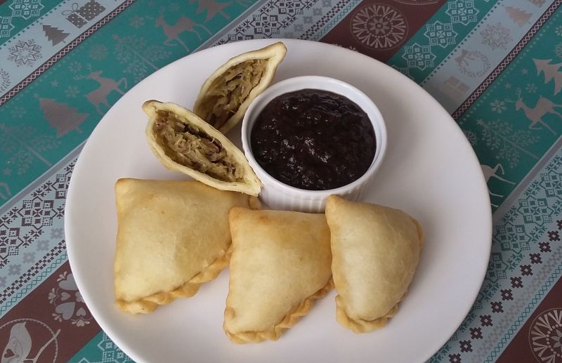 Samosy z kapustą i grzybami oraz sosem śliwkowym. Samosy z kapustą i grzybami oraz sosem śliwkowym.