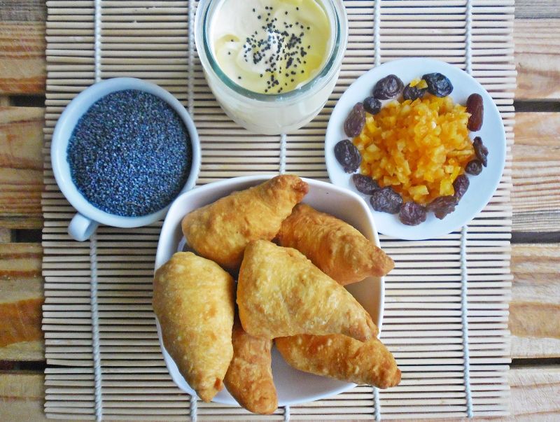 Samosy z masą makową i śmietanowym dipem Samosy z masą makową i śmietanowym dipem