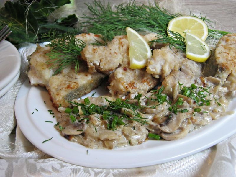 Sandacz na maśle z sosem chrzanowym 