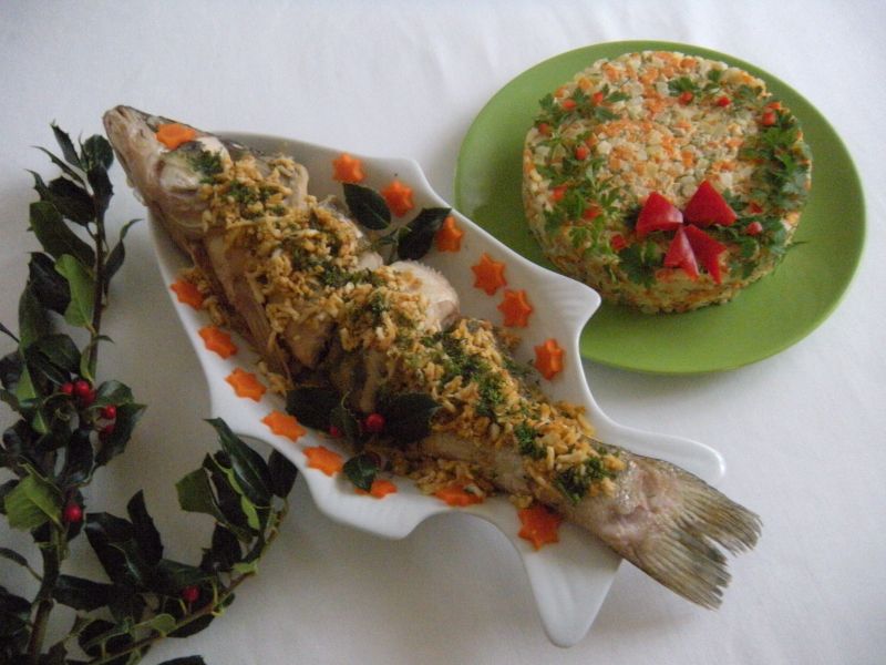 Sandacz w posypce z jajek z warzywami