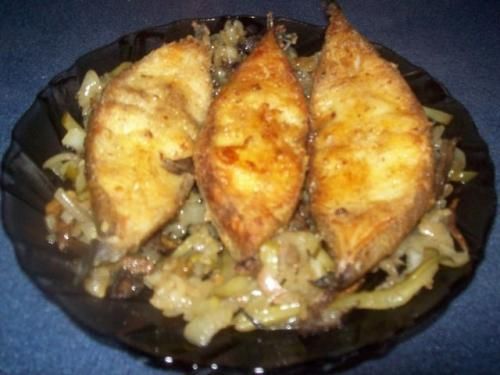 Sandacz z cebulą i suszonymi grzybami Sandacz z cebulą i suszonymi grzybami