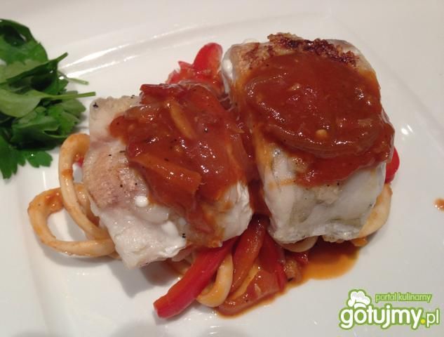 Sandacz z kalmarem w pomidorowym sosie