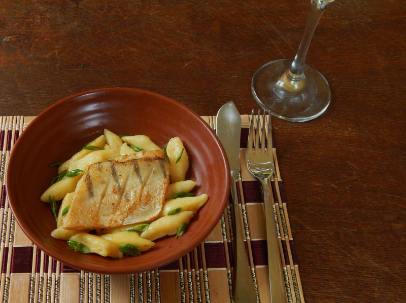 Sandacz z kluseczkami ziemniaczanymi