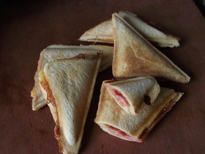 Sandwich opiekany z serem i boczkiem  Sandwich opiekany z serem i boczkiem