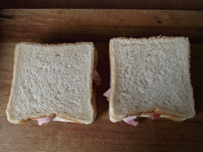 Sandwich opiekany z serem i boczkiem 