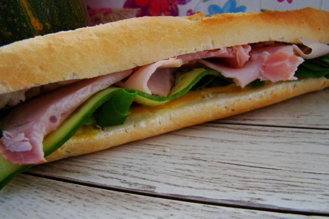 Sandwich z szynką i sosem miodowym 