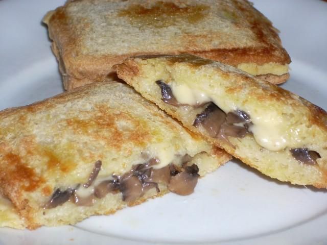 Sandwicz z pieczarkami i serem Sandwicz z pieczarkami i serem