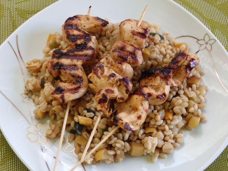 Satay na ostro z pęczakiem i cukinią Satay na ostro z pęczakiem i cukinią