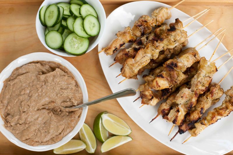 Satay z kurczaka z orzeszkowym sosem