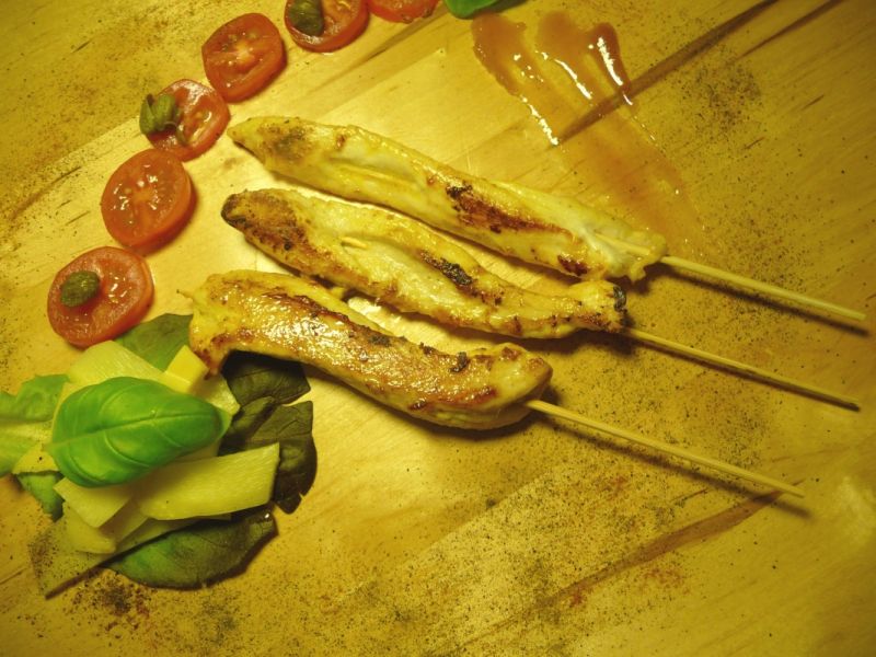 Sataye z indyka marynowane w szafranowym aioli 