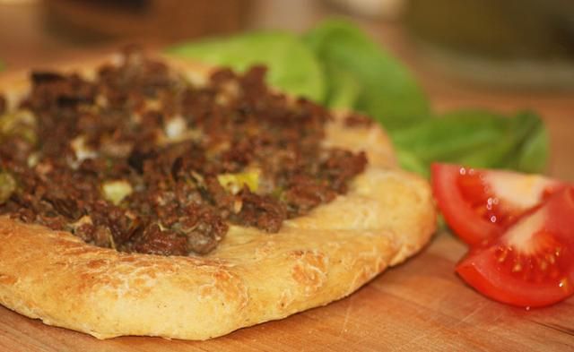 Saudyjski chleb z mięsem - Aish Bel-Lahm