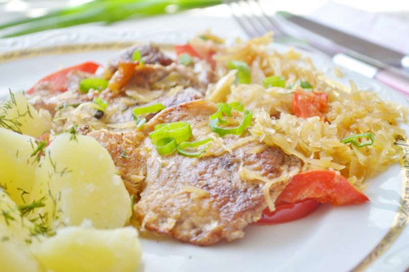 Schab duszony w kapuście