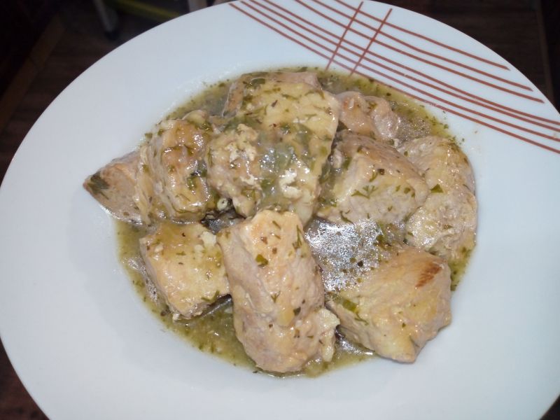 Schab duszony w kawałkach z cebulą