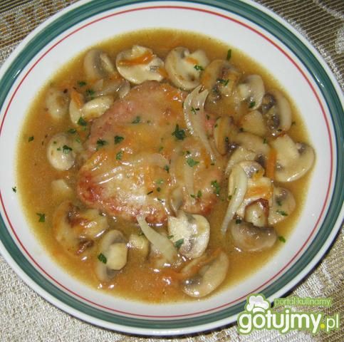 Schab duszony w pieczarkach
