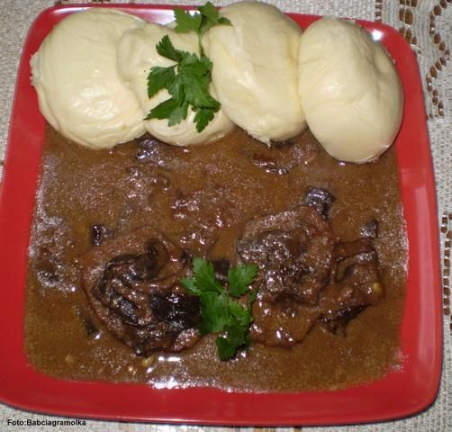 Schab duszony w sosie grzybowym : Schab duszony w sosie grzybowym :