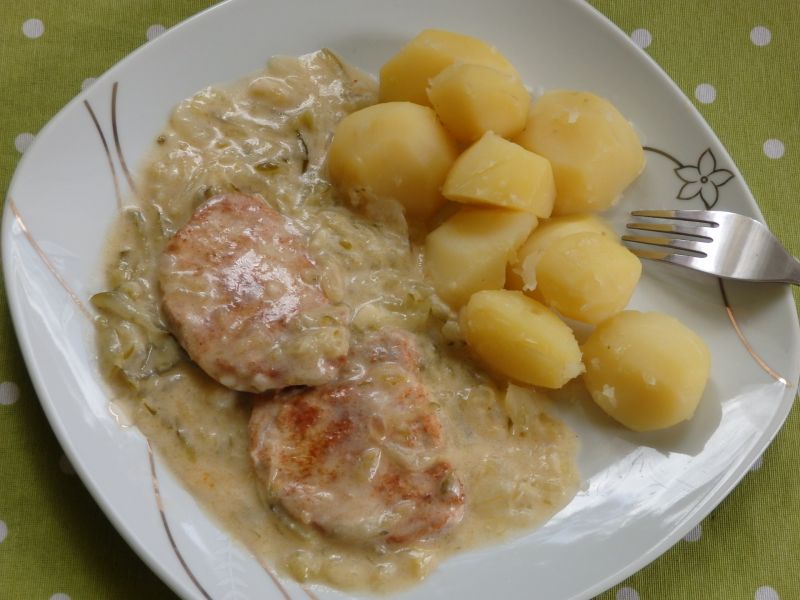 Schab duszony w sosie ogórkowym