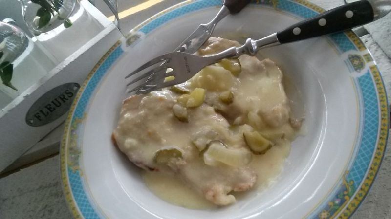 Schab duszony w sosie śmietanowym z korniszonami