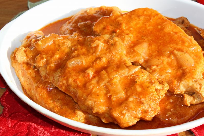 Schab duszony w sosie węgierskim