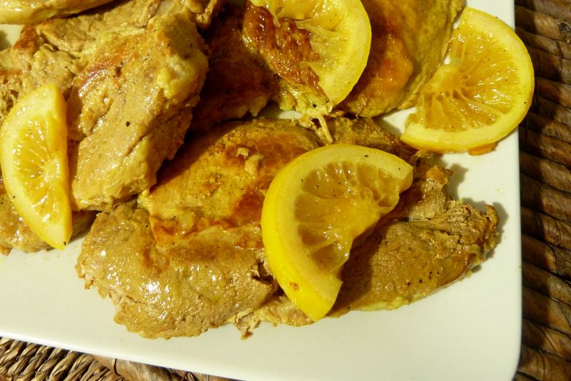 Schab duszony w winie z curry i plastrami cytryny