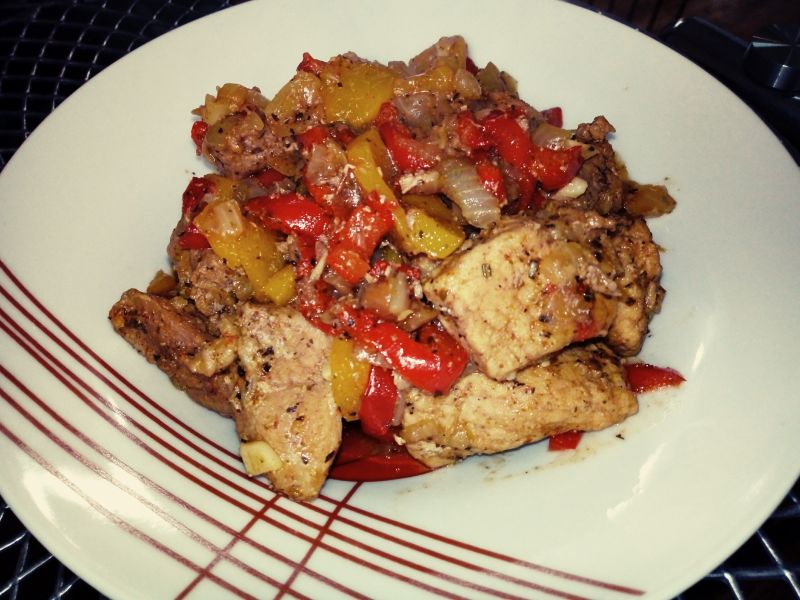 Schab duszony z cebulą, papryką i brzoskwiniami Schab duszony z cebulą, papryką i brzoskwiniami