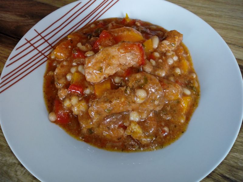 Schab duszony z fasolą i kiełbasą