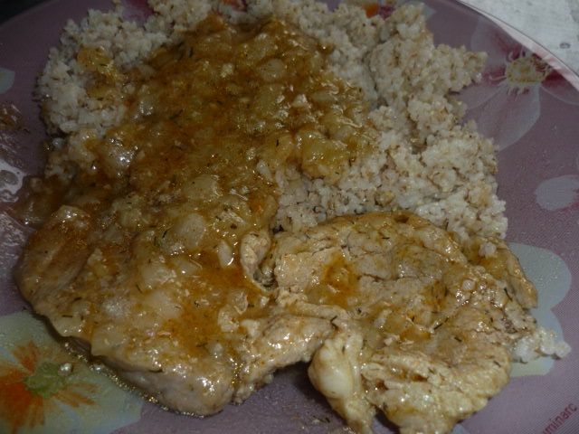 Schab duszony z kaszą jęczmienną