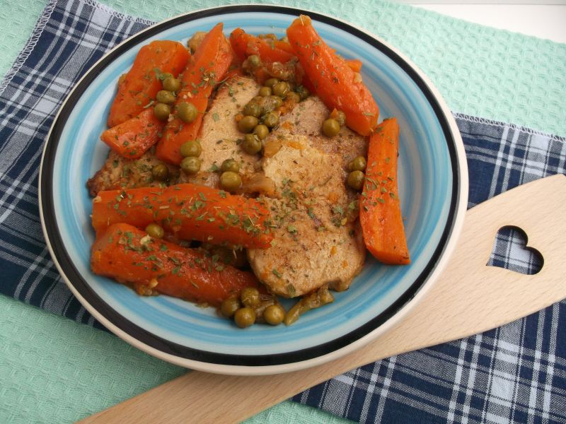 Schab duszony z marchewką i zielonym groszkiem